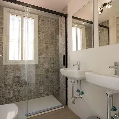 Triana Deluxe Skyview Apartment